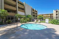 Relaxing Condo w/ free parking - Just a 5 Min Drive to Old Town!