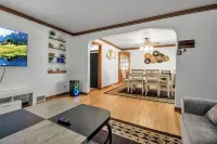 Beautiful Home in Buffalo near Airport with AC, WiFi, 3King Beds & Free Parking