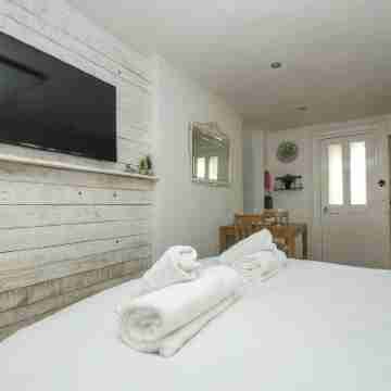 Brunswick Garden Studio - Patio - by Brighton Holiday Lets Rooms