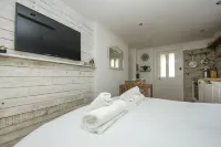Brunswick Garden Studio - Patio - by Brighton Holiday Lets Hotels in Hove