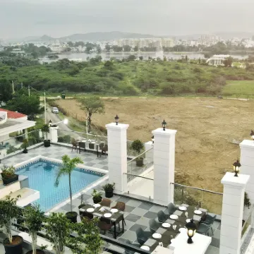 โรงแรมวิวทะเล Lake View Hotel Revaas โรงแรมใกล้มาร์เวล วอเตอร์พาร์ค