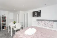 Leeds House Hotels near Colton Retail Park