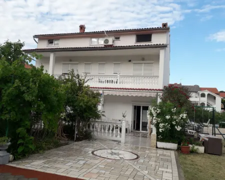 Charming Palit Kroatien Holiday House with Garden Hoteles en Palit