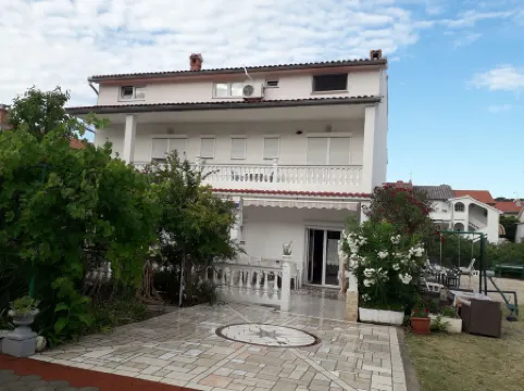 Charming Palit Kroatien Holiday House with Garden