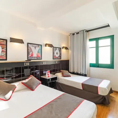 Hostal Athenas Отели рядом с достопримечательностью «Диагональ Мар»