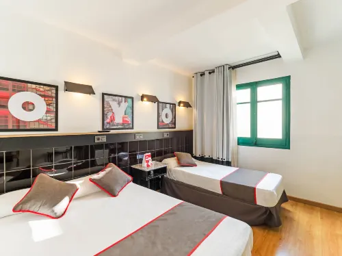 Hostal Athenas Hotels in Badalona