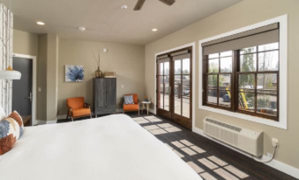 Ski Inn Taphouse Hotel