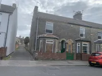 House - Sleeps up to 8 People & Free Parking - Parking