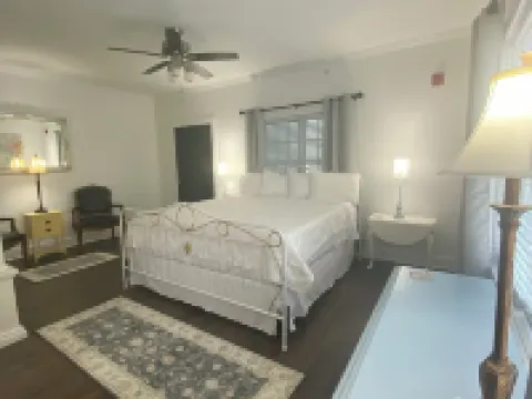 Little Inn on Main Hotels in Washington