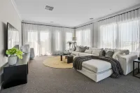 Werribee Gem Luxe Home Family Getaway 6Bed Netflix - balcony