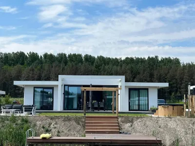 Villa with Spacious Garden and Electric Hot Tub Hotel dekat Eemhof Trout Fishing
