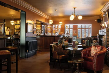 Crown Hotel Отели в г. Шеппертон