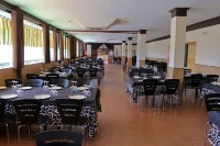 Hostal - Bungalows Camping Cáceres - sarapan