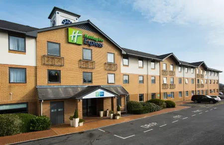 Holiday Inn Express Swansea - East Отели рядом с достопримечательностью «Waterfront Viewpoint»