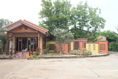 Maihom Resort 304 Отели в г. Si Maha Phot