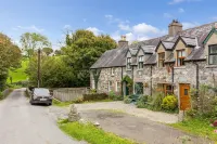Priest Bridge Cottage - parking
