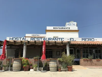 Hostal Cafeteria El Mero Отели рядом с достопримечательностью «Punta Paloma»