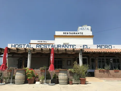 Hostal Cafeteria El Mero - parking