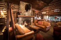 Storm Mountain Lodge & Cabins - parking