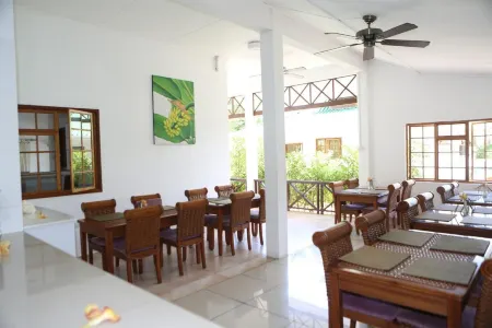 Le Surmer Self Catering Chalets Отели рядом с достопримечательностью «Фелисите»