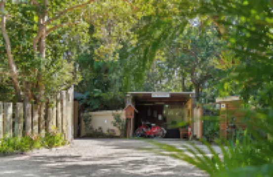 Garden Burees Hotels near Belongil Beach