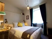 The Woodstock Arms Hotels in Woodstock