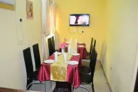 De Lawrence Court and Suites