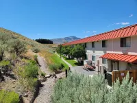 Super 8 by Wyndham Cody - Mountain view