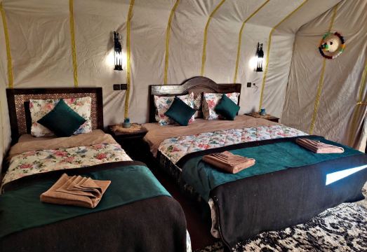 1. 럭셔리 사막 캠..