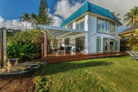 Bond House 4 Bedroom Home by RedAwning