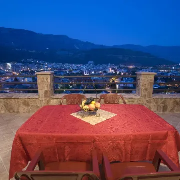 Contessa Apartments
