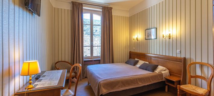 Logis Hotel de La Cloche Отели в г. Бон