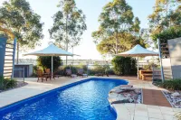 Majestic Oasis Apartments - Pools