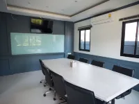 Coco Beach Resort Bangsaen Отели рядом с достопримечательностью «Пляж Воннапа»