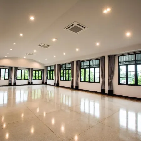 By Hotel Kanchanaburi Отели рядом с достопримечательностью «Школа Висадтагунгсри»