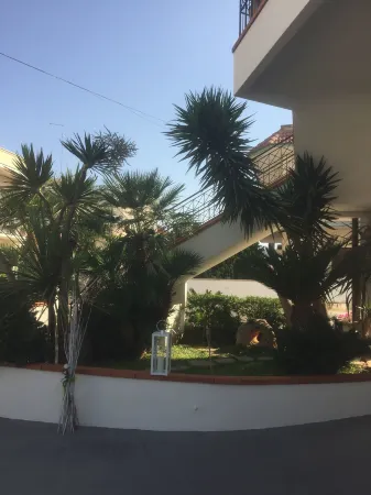 Femily B&B Bed and Breakfast di Puglia in - Bari Отели рядом с достопримечательностью «Parrocchia Santa Maria di Monteverde»