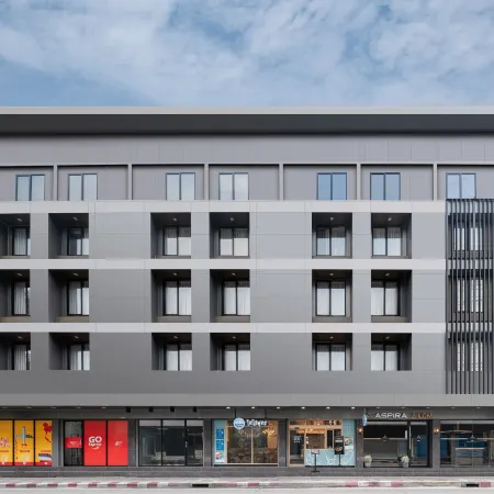 Aspira Gems Center Silom Отели рядом с достопримечательностью «Станция метро Surasak»