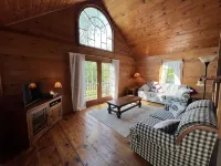 Cozy little cabin with creek access.  Great for fishing or tubing!