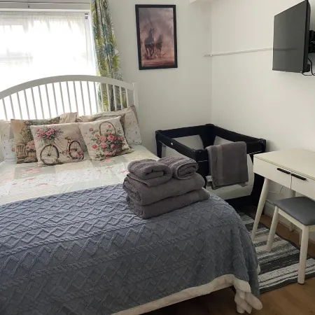 Slough - Sleeps 3 - PetFriendly - Riverside - Bay