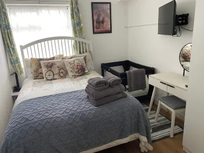 Slough - Sleeps 3 - PetFriendly - Riverside - Bay Hotels in Colnbrook
