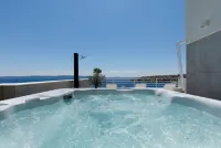 Private Seaside Jacuzzi Villa Anadea -  Ferienhäuser
