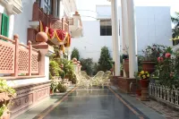 Kunjpur Guest House Hôtels à proximité de : Alopi Devi Mandir