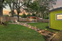 Stylish 4BR Haven Backyard and Fire Pit -  Ferienhäuser