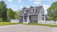 Ideally located, game room, finished basement, fenced yard, lawn games, coffee - 廚房