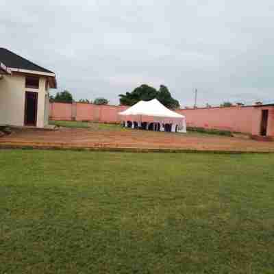 Villa Sleeps 10 with Garden Hotel Exterior