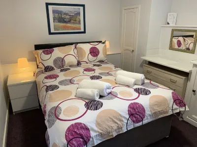Austins Guest House Hotels near Sophia Gardens