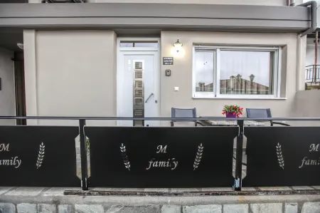 Del Sol #2 Meteora Luxurious Family Suites Отели рядом с достопримечательностью «Монастырь Святой Троицы»