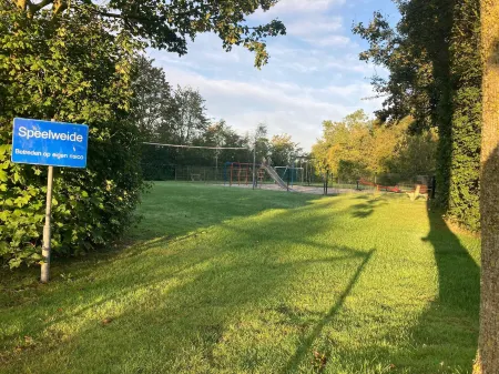 Charming Wooden Cottage Madelief 4p Close to Lake Lauwersmeer Отели в г. Anjum