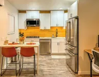 Double Queen Studio, Full Kitchen, 75" 4KTV, W/D, workspace, Early check-in