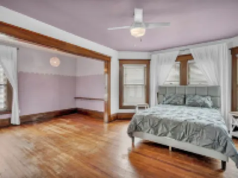 Spacious 5-bedroom house with parking and everything you need in charming Elyria Hotels in Elyria